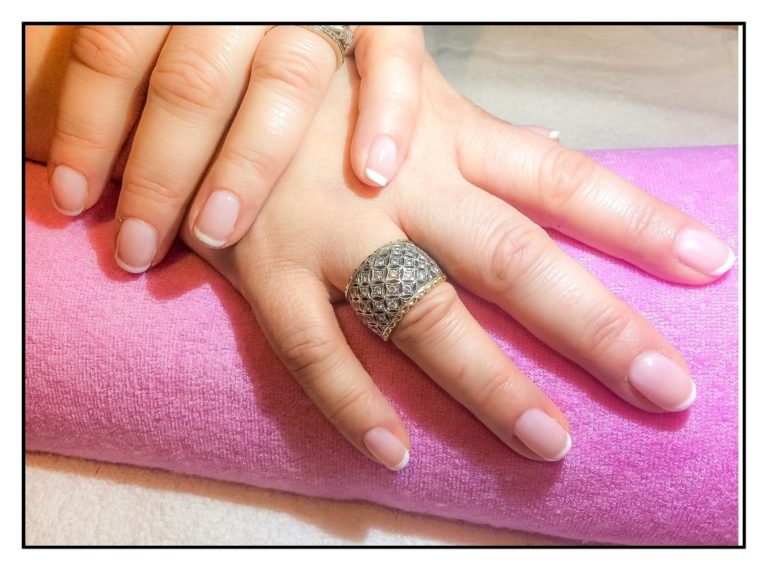 French manucure à domicile, pose de vernis à ongle et semipermanent