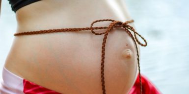 massage prénatalmassage prénatal, massage latéral pendant grossesse